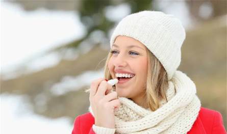 لحماية شفتيكِ من قسوة الشتاء.. إليكِ خارطة الطريق لابتسامة مخملية