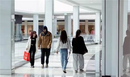 رسوم ترامب الجمركية.. سلاح تفاوضي يتحول إلى "ضريبة" على الأمريكيين