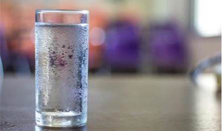 الماء البارد وحرق السعرات.. حقيقة علمية أم مبالغة؟