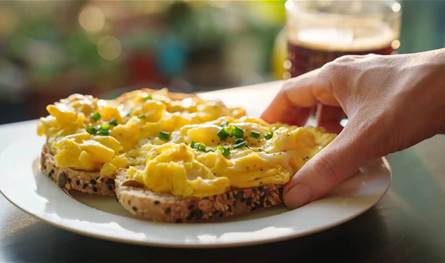 متى يجب أن نتناول البيض؟ دراسة تجيب