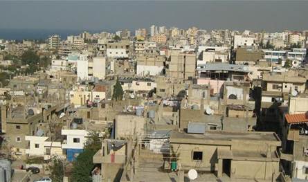 عائلة زيد تنفذ اعتصامًا وقطع طريق في مخيم البداوي للمطالبة بتسليم الجناة