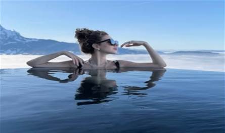 بالصور... ميريام فارس في حوض السباحة في درجة 7 تحت الصفر!