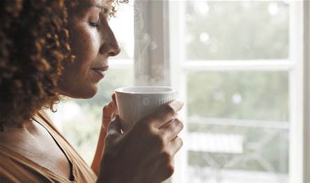 إلى عشاق القهوة الصباحية.. هل شربها على معدة فارغة يهدد صحتك؟