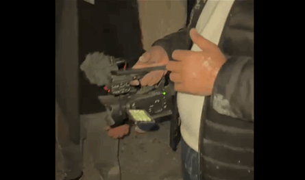 بالفيديو.. شاهدوا لحظة تضرر الصحافيين جراء غارات الجنوب