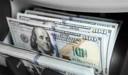 مدعوماً بتغير موقف ترامب بشأن غرينلاند.. ارتفاع في أسعار الدولار