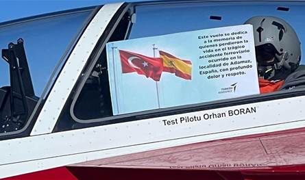 الطائرة التركية "حر جيت" تحلق لتأبين ضحايا حادث القطار الإسباني