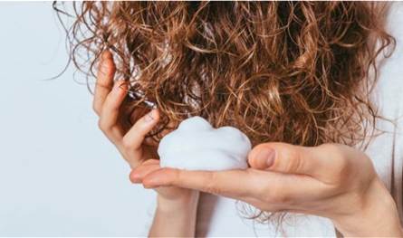 تحذير صحي من رغوات تثبيت الشعر
