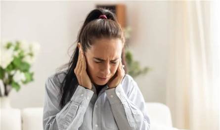 انقطاع الطمث قد يسبب حكة الأذنين…إليك الأسباب والعلاجات