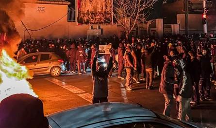 إيران تشنّ عملية أمنية في كرمانشاه وتفكك خلايا مسلحة وتضبط أسلحة