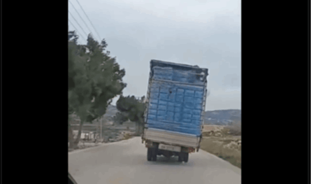 بالفيديو.. شاهدوا لحظة انقلاب شاحنة 