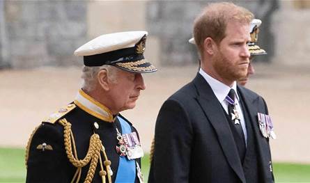 بينهما "كيلومترات" وجفاء.. الملك تشارلز يغادر لندن "دون وداع" هاري