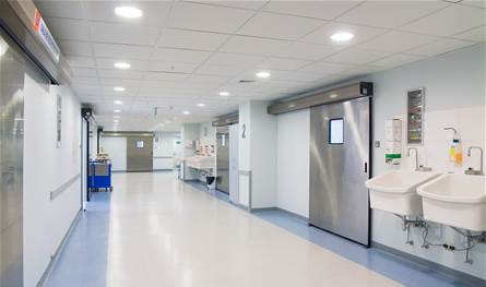 فنان عربيّ معروف خضع لجراحة دقيقة في الرأس... ماذا كُشِفَ عن وضعه الصحيّ؟