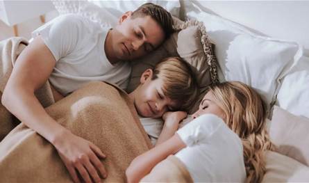 دراسات تبحث أثر نوم الطفل في سرير الوالدين