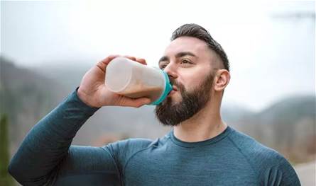  مخفوق البروتين.. هل هو "خديعة" سعرات أم مفتاح الرشاقة؟ إليكم رأي الخبراء