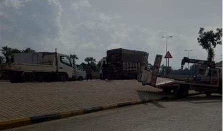 قطع أوتوستراد الميناء باتّجاه بيروت بسبب تعطّل صهريج وتسرّب المازوت