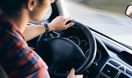 في بريطانيا... حاولت سيارة دهسه وما فعله لاحقاً مُفاجىء جدّاً