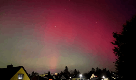 أقوى عاصفة شمسية ضربت الأرض.. شاهدوا بالصور كيف تحوّلت السماء إلى الأحمر