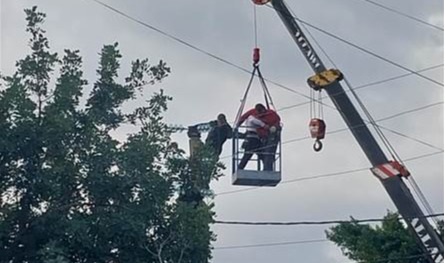 تعرّض لصعقة كهربائيّة خلال عمله... وهذا وضعه الصحيّ