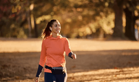 كيف يُحسّن المشي مع الموسيقى المزاج والتركيز؟