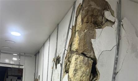 تم إخلاء سكانه.. صور لمبنى مهدد بالسقوط في طرابلس