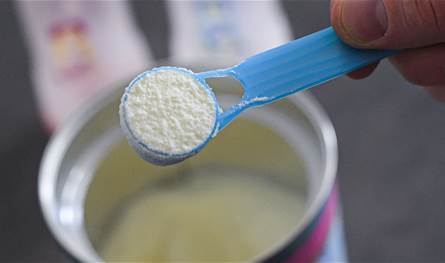 بعد وفاة رضيعين.. حليب ملوث بمادة سامة يُثير الهلع