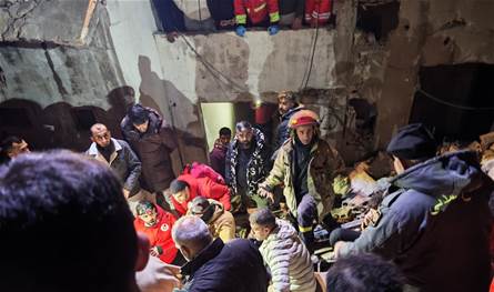 بعد انهيار مبنى في طرابلس.. بيان للدفاع المدني