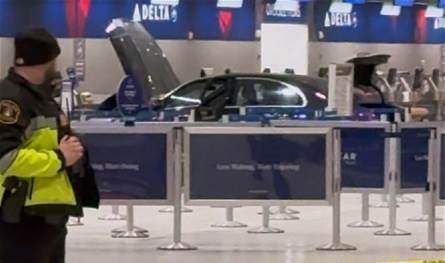 6 أشخاص أُصيبوا... سيارة تحطّمت داخل مطار أميركيّ