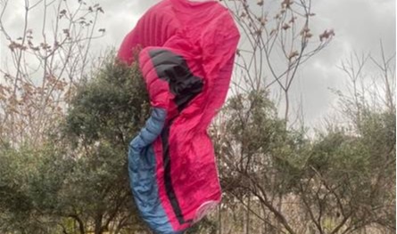 كارثة كادت أنّ تحصل في جونية.. فيديو يُوثّق ما فعله طيارون شراعيّون في الطقس العاصف