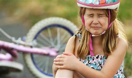 تحذير للآباء من عبارة تدمر مشاعر الأطفال عند الإصابة