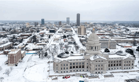 إعلان حالة الطوارئ في 10 ولايات.. عاصفة قوية تضرب أميركا وتُربك السفر