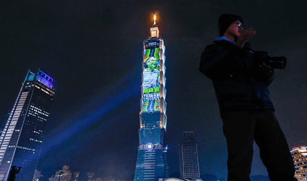 إنجاز تاريخي.. رجل تسلق ناطحة سحاب من دون أدوات الأمان