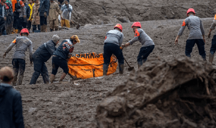 انهيار أرضي في إندونيسيا يخلف 10 قتلى,, وفقدان اكثر من 70