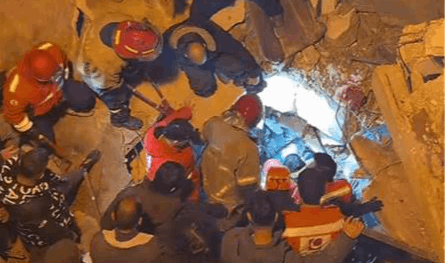 بالفيديو: إنقاذ سيدة وطفلها من تحت ركام "مبنى طرابلس" المنكوب