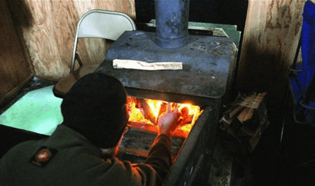 التدفئة بالحطب.. حلّ معيشي أم كارثة بيئية متواصلة؟