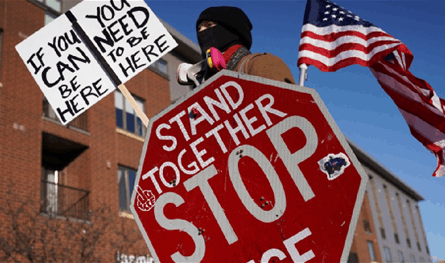 هجرة تحت النار.. قتلى مدنيون ووفيات داخل الاحتجاز في أميركا