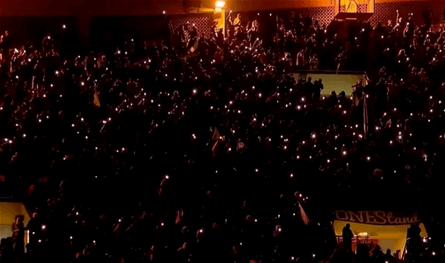 إدارة نيوم تُثير الجدل بقطع إضاءة الملعب خلال احتفالات الأهلي