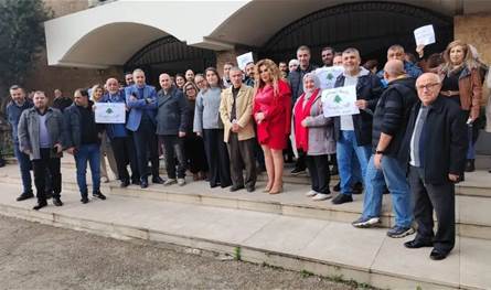 لبنان – موظفو الإدارة العامة يعتصمون في صيدا: حقوقنا ليست سلعة للمساومة