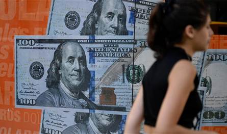 الدولار يرتفع.. وخبيرٌ يشرحُ "قصة هبوط الذهب"