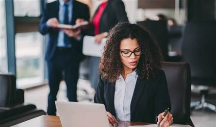 دورتك الشهرية "بوصلة" لتعزيز أدائك المهني واتخاذ القرارات الشجاعة