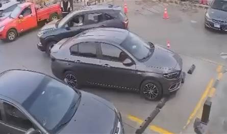 فيديو مرعب من دولة عربيّة... هكذا انهارت الأرض فجأة وابتلعت محلين