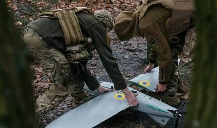 شرق أوكرانيا.. مقتل 12 شخصا في ضربة بمسيّرة طالت حافلة