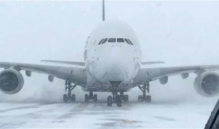 عاصفة ثلجية في أميركا تلغي 2100 رحلة طيران وسط موجة برد قياسية