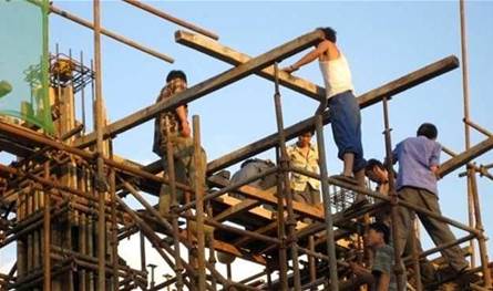 سقوط مفاجئ… عامل يتعرض لإصابات بالغة في مصر