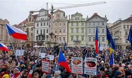 عشرات الآلاف يتظاهرون في التشيك دعمًا للرئيس بيتر بافل
