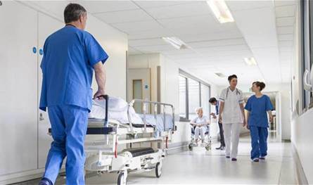 تعثرت ووقعت في الشارع.. فنانة شهيرة تعرّضت لحاث أدى لكسر في مفصلها (صورة)