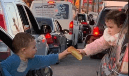 لبنان – مشهد إنساني وسط زحمة النزوح.. طفل يمد يده بلقمة خبز