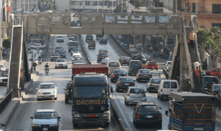 لبنان – في الصورة: عشرات السيارات متوقفة في منطقة سليم سلام