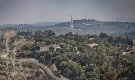 بصلية صاروخية.. حزب الله يستهدف قاعدة فيلون