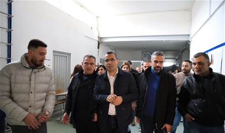 مطلعا على اوضاع النازحين.. وزير الزراعة جال على ثانوية الشويفات الرسمية