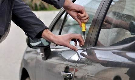 مُحاولة سرقة سيارتين من أمام منزل أحد الإعلاميين